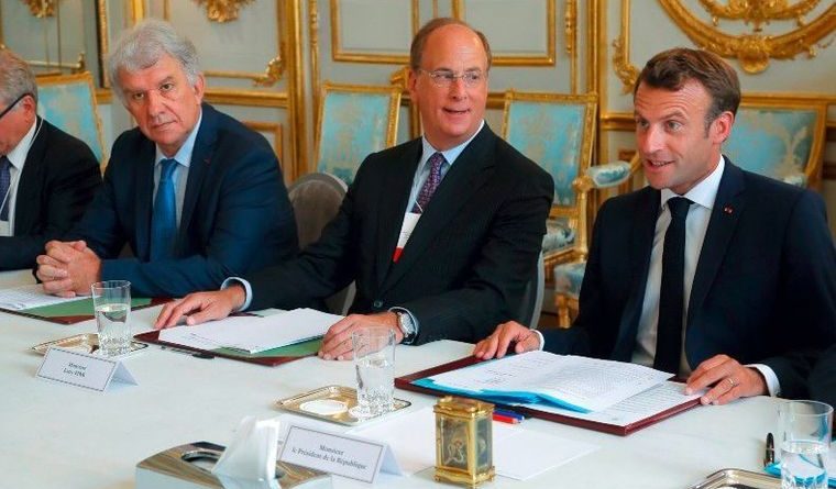 Macron accompagné de Larry Fink président-directeur général de l'entreprise BlackRock, plus gros fond d'investissement américain