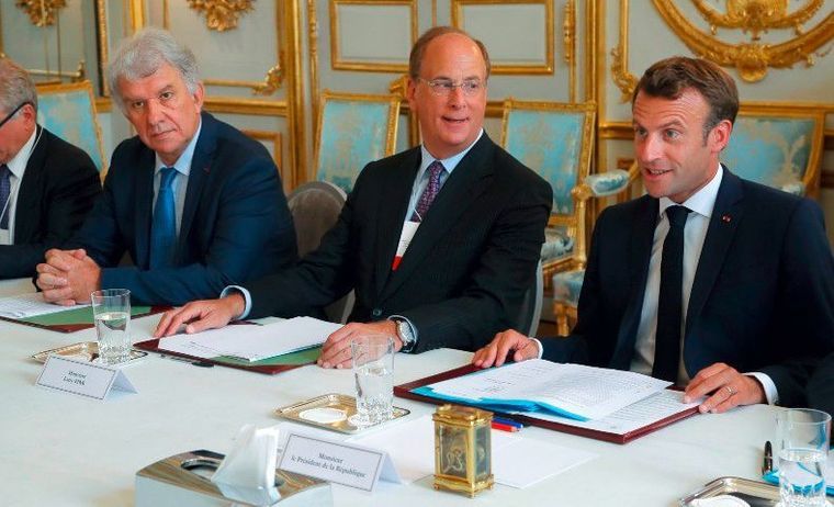Macron accompagné de Larry Fink président-directeur général de l'entreprise BlackRock, plus gros fond d'investissement américain