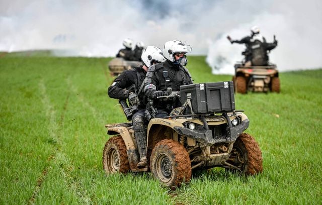 Militarisation : l’Allemagne se réarme massivement, la France veut plus  d’uniformes dans les rues
